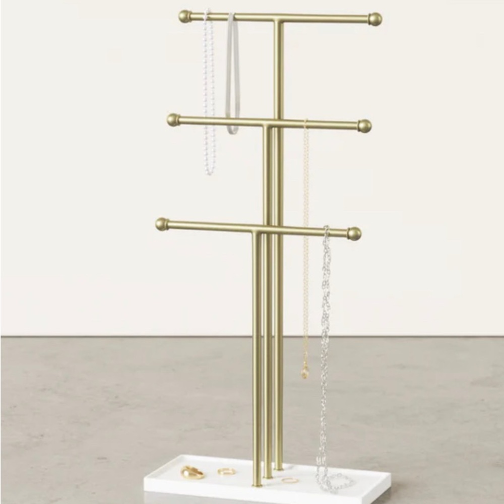 White and gold jewelry stand